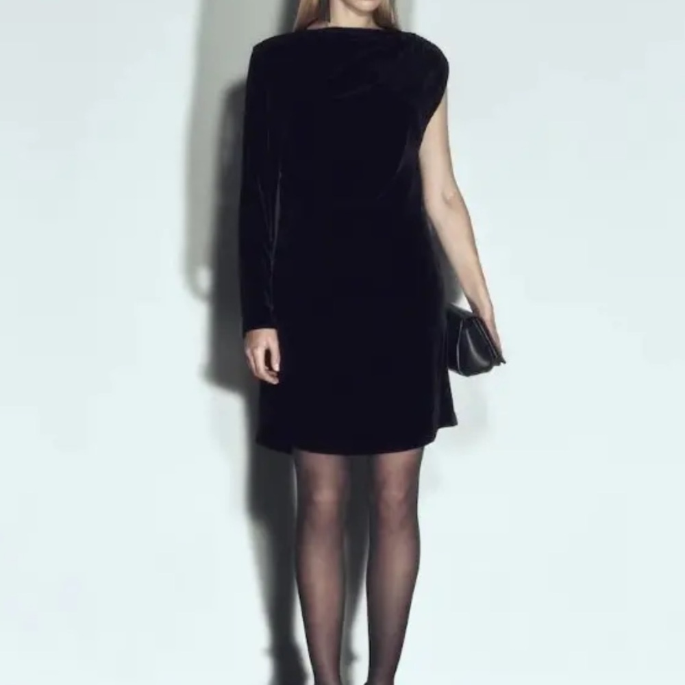 NWT🖤Massimo Dutti Asymmetrical One Sleeve Black Velvet Dress. Size M